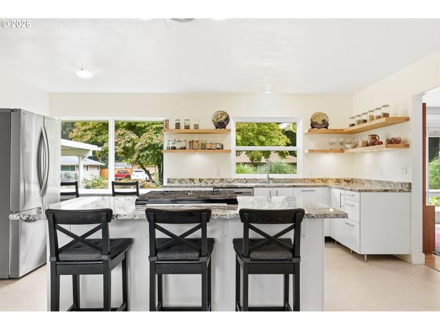 595 DARTMOOR Dr, Eugene, OR 97401