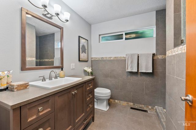 1255 S Cloverdale, Boise, ID 83709