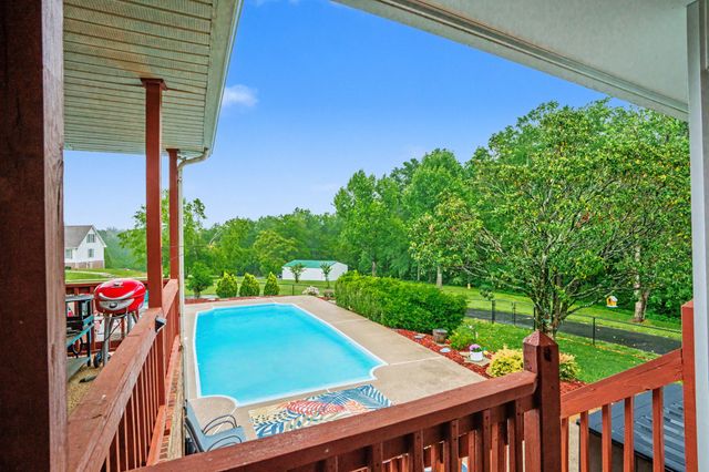 778 Fox Run Ln, Lafayette, TN 37083