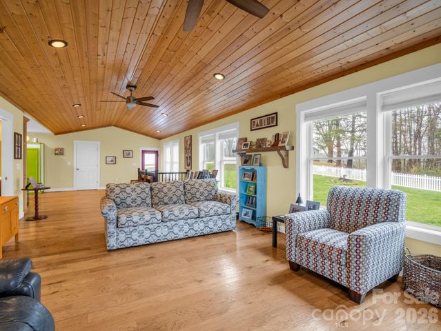 1086 Carters Ridge Road, Spruce Pine, NC 28777