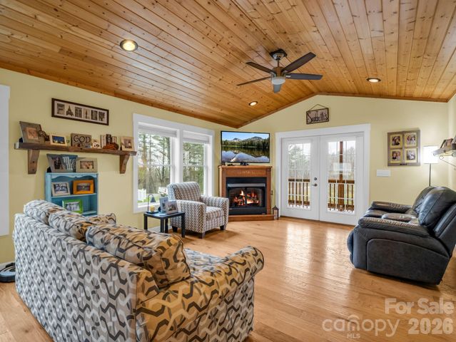 1086 Carters Ridge Road, Spruce Pine, NC 28777