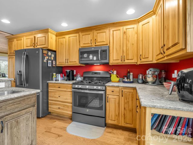 1086 Carters Ridge Road, Spruce Pine, NC 28777