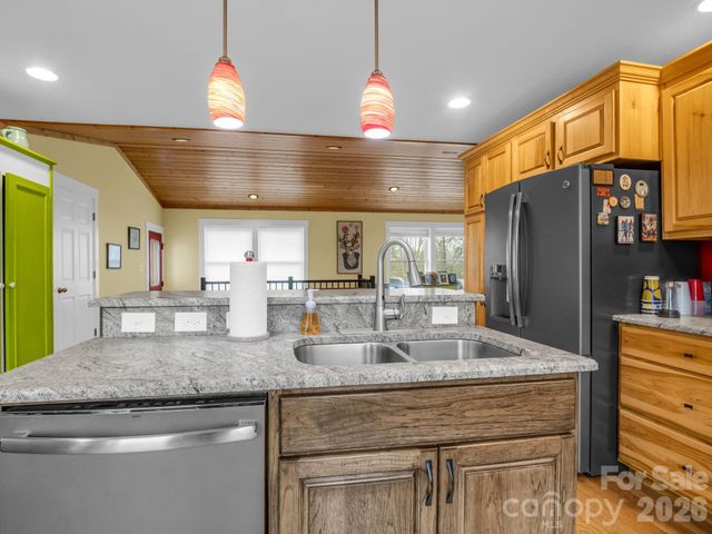 1086 Carters Ridge Road, Spruce Pine, NC 28777