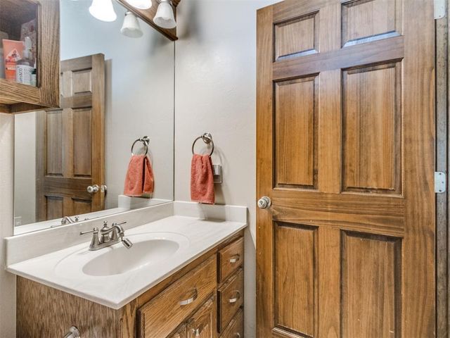 816 SE 5th Court, Moore, OK 73160