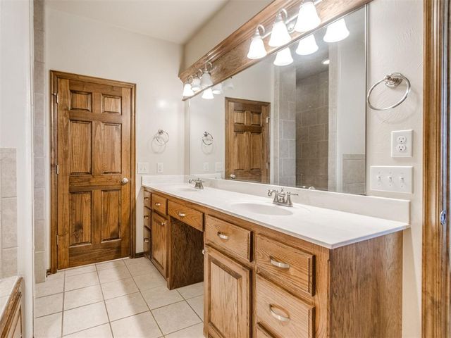 816 SE 5th Court, Moore, OK 73160