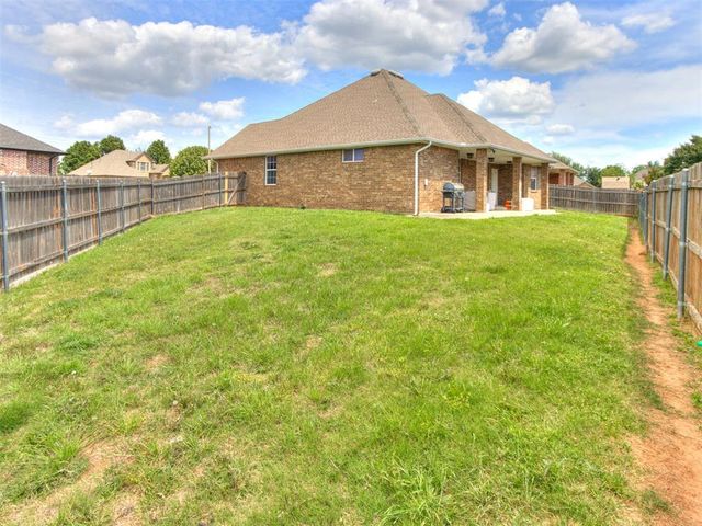 816 SE 5th Court, Moore, OK 73160