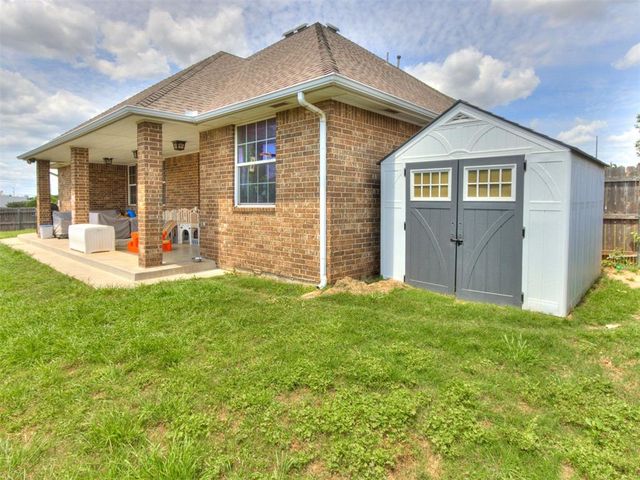 816 SE 5th Court, Moore, OK 73160