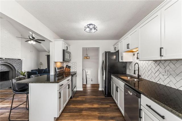 2916 Sweet Briar Drive, Independence, MO 64057