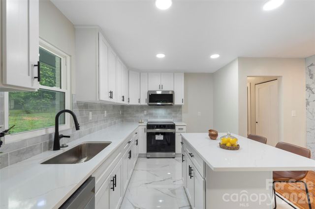 3900 Colebrook Road, Charlotte, NC 28215