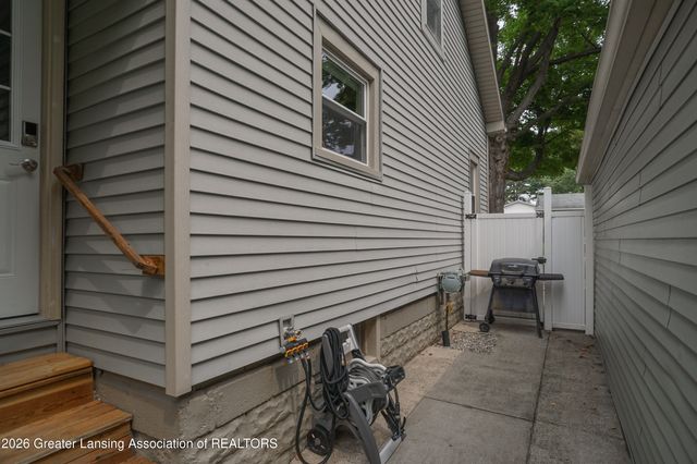 2217 Auburn Avenue, Holt, MI 48842