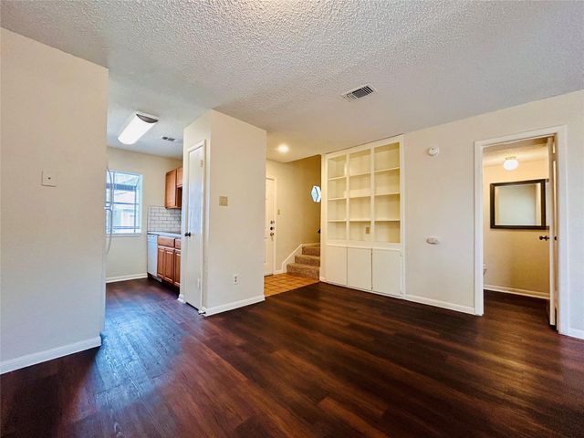 8902 Schick RD B, Austin, TX 78729