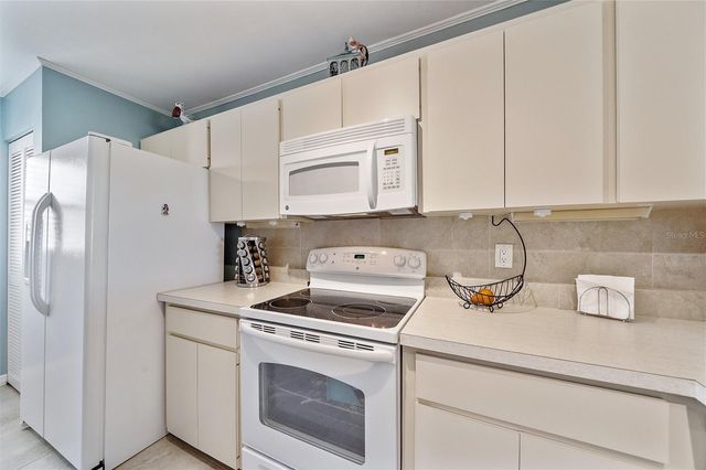 758 VILLAGE CIRCLE 207, Venice, FL 34292