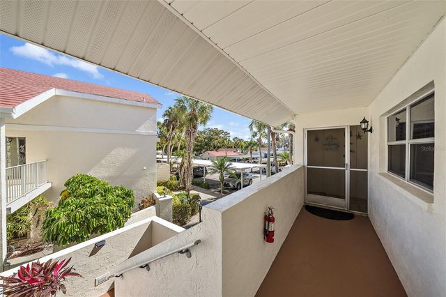 758 VILLAGE CIRCLE 207, Venice, FL 34292