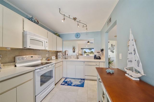 758 VILLAGE CIRCLE 207, Venice, FL 34292