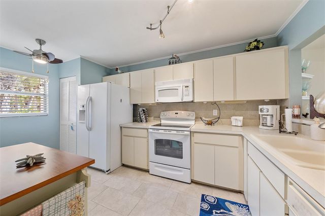 758 VILLAGE CIRCLE 207, Venice, FL 34292