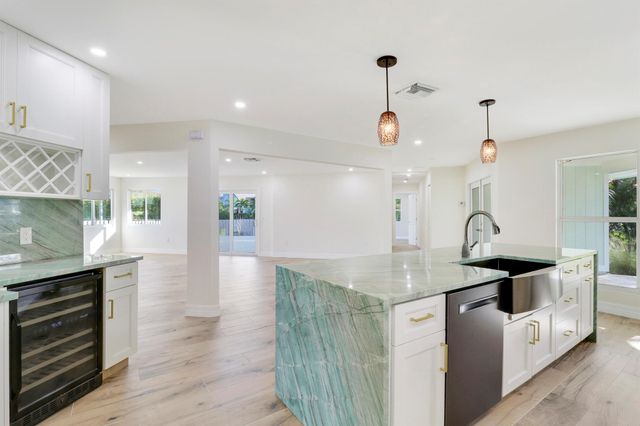 5273 SE Tall Pines Way, Stuart, FL 34997