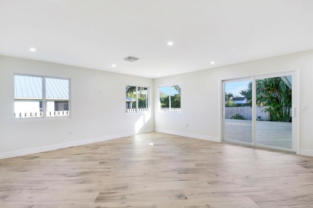 5273 SE Tall Pines Way, Stuart, FL 34997