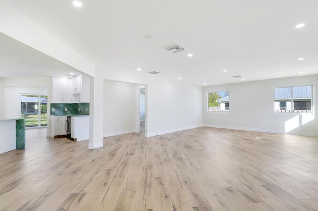 5273 SE Tall Pines Way, Stuart, FL 34997