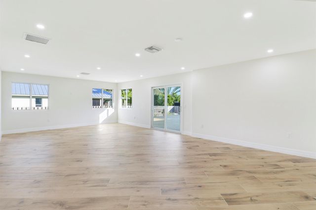 5273 SE Tall Pines Way, Stuart, FL 34997