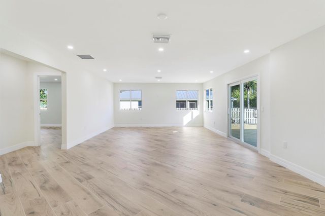 5273 SE Tall Pines Way, Stuart, FL 34997