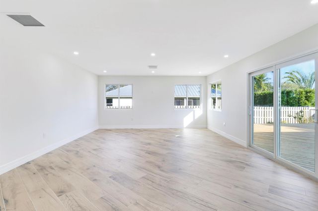 5273 SE Tall Pines Way, Stuart, FL 34997