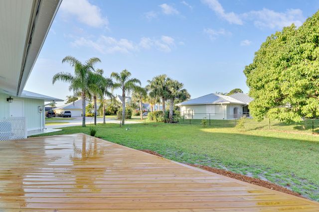 5273 SE Tall Pines Way, Stuart, FL 34997