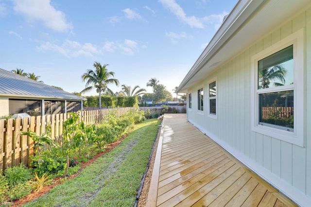 5273 SE Tall Pines Way, Stuart, FL 34997