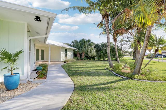 5273 SE Tall Pines Way, Stuart, FL 34997