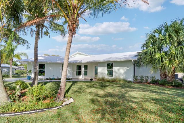 5273 SE Tall Pines Way, Stuart, FL 34997