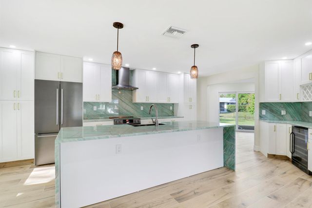5273 SE Tall Pines Way, Stuart, FL 34997