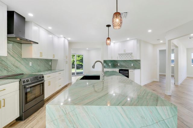 5273 SE Tall Pines Way, Stuart, FL 34997