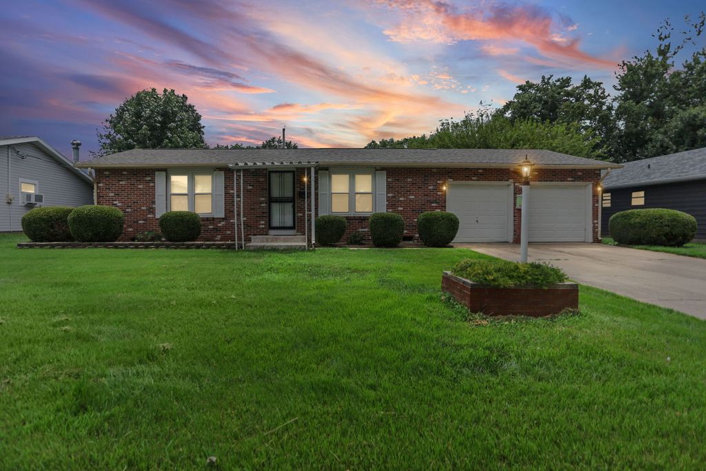 Image 1 of property listing at 529 Marquis Avenue, Centralia, IL 62801