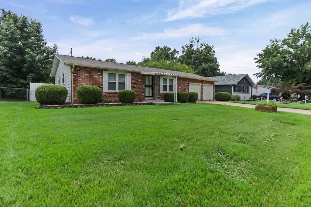 Image 2 of property listing at 529 Marquis Avenue, Centralia, IL 62801