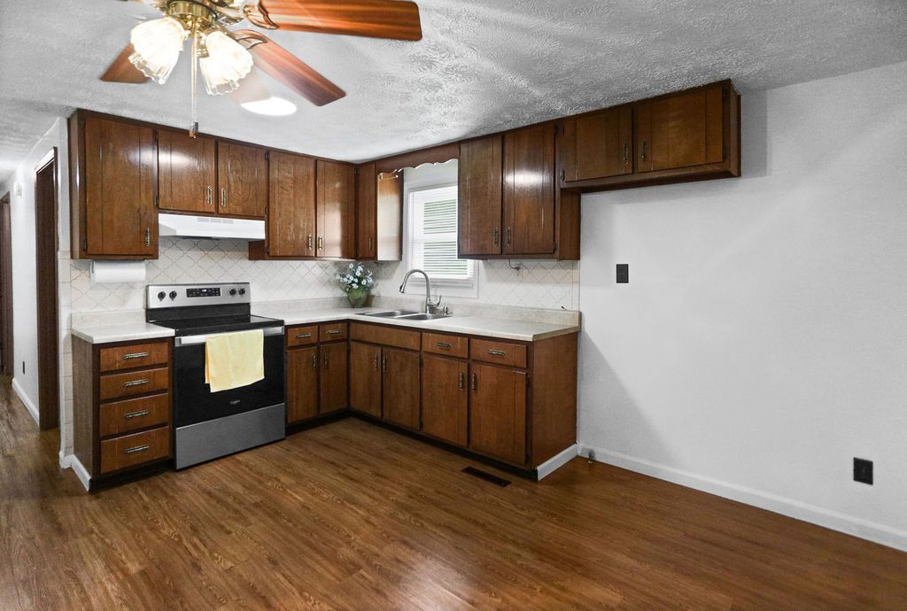 Image 12 of property listing at 529 Marquis Avenue, Centralia, IL 62801