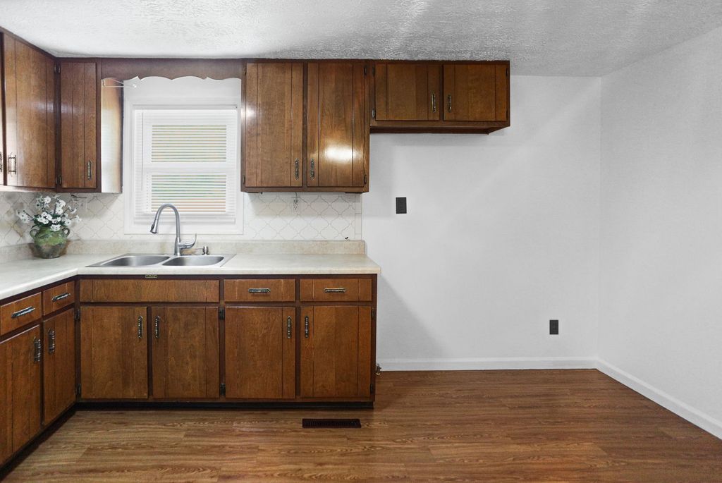Image 13 of property listing at 529 Marquis Avenue, Centralia, IL 62801