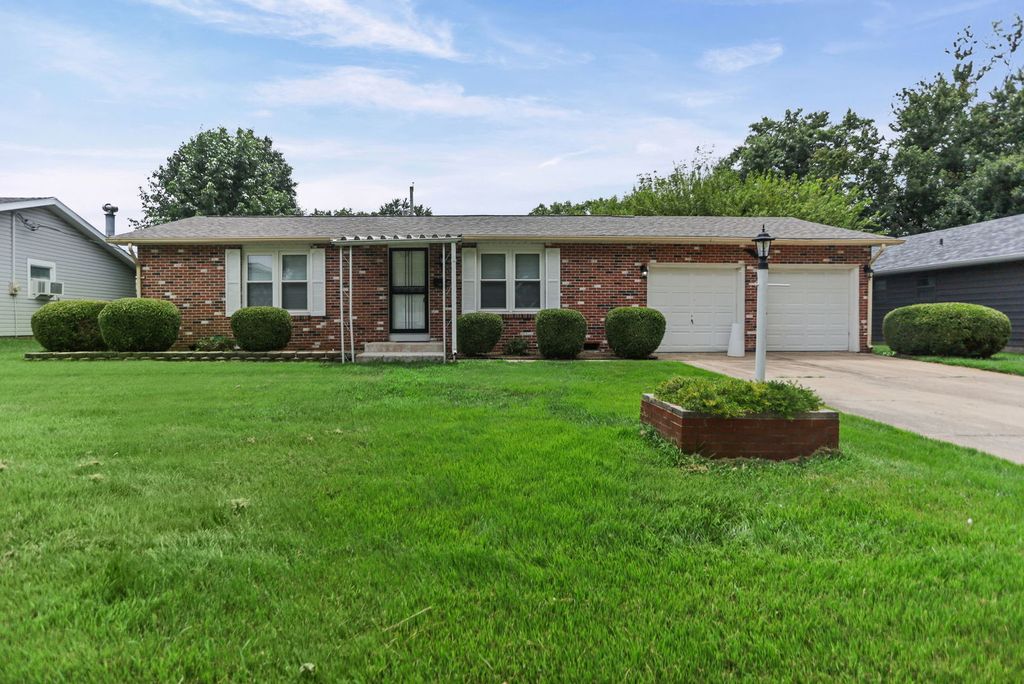 Image 3 of property listing at 529 Marquis Avenue, Centralia, IL 62801