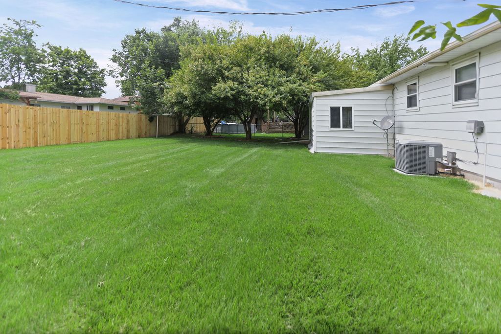 Image 4 of property listing at 529 Marquis Avenue, Centralia, IL 62801