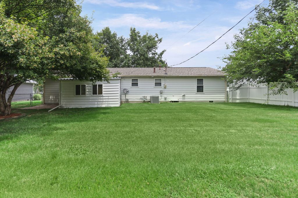Image 6 of property listing at 529 Marquis Avenue, Centralia, IL 62801