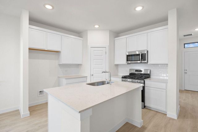 109 Mandeville DR, Hutto, TX 78621