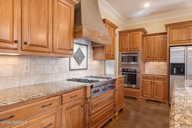 105 Shinnecock Hills Drive, Broussard, LA 70518