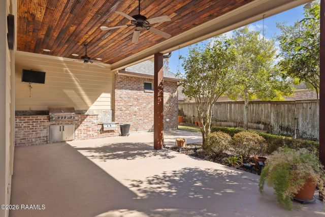 105 Shinnecock Hills Drive, Broussard, LA 70518