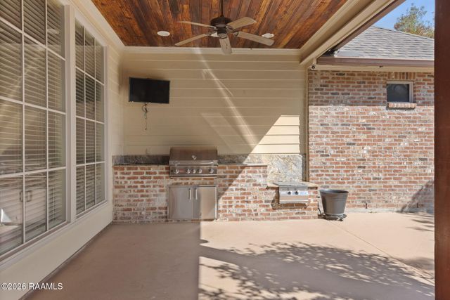 105 Shinnecock Hills Drive, Broussard, LA 70518