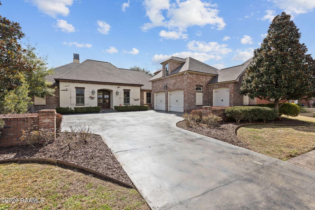 105 Shinnecock Hills Drive, Broussard, LA 70518
