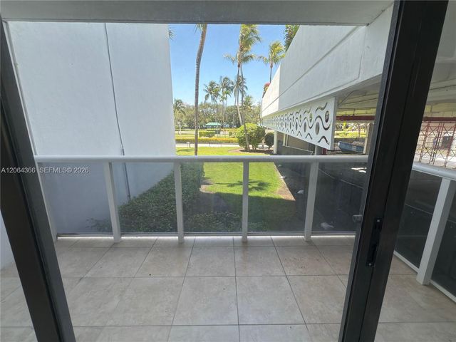 3675 N Country Club Dr 109, Aventura, FL 33180