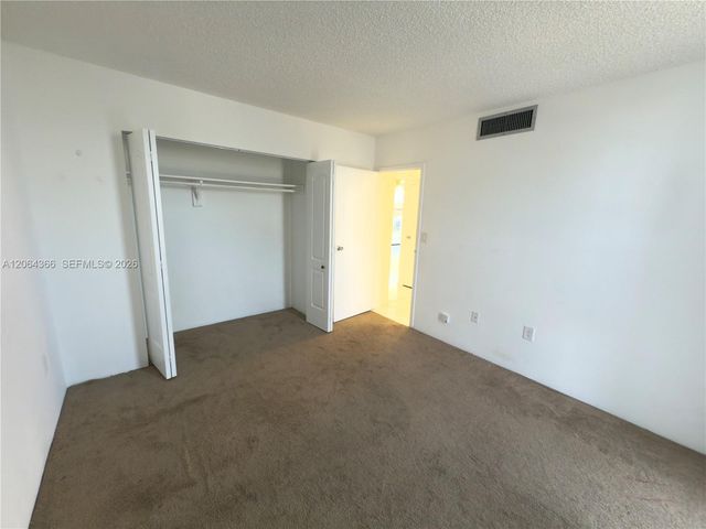 3675 N Country Club Dr 109, Aventura, FL 33180
