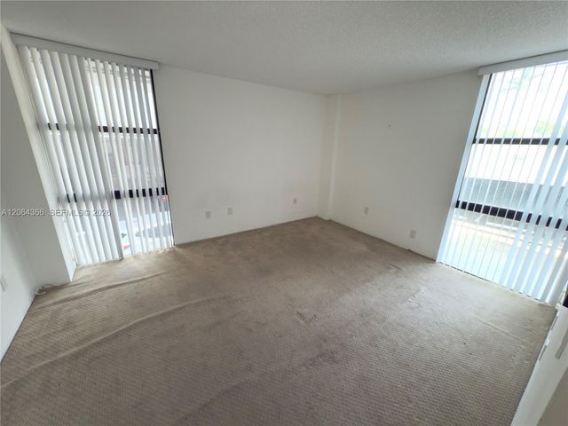 3675 N Country Club Dr 109, Aventura, FL 33180