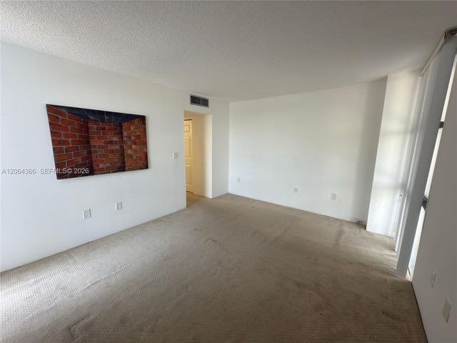 3675 N Country Club Dr 109, Aventura, FL 33180