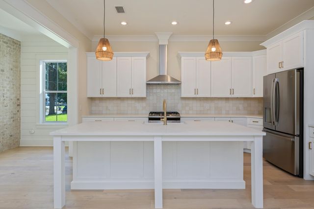 289 E Glen Avenue, Valparaiso, FL 32580