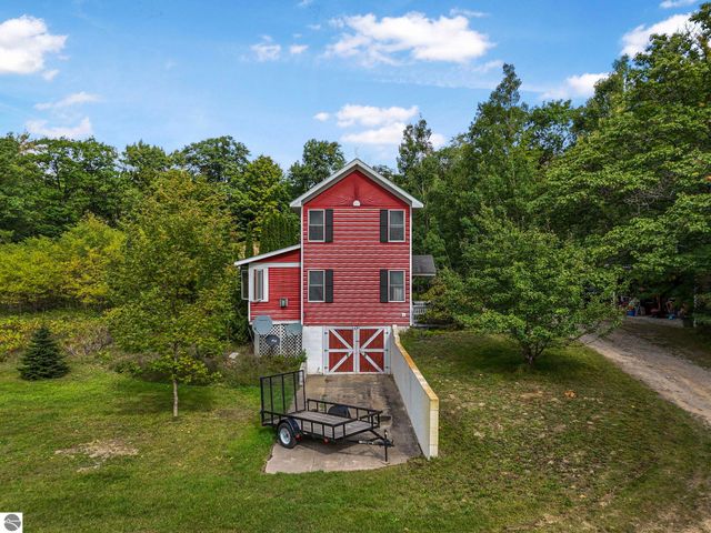 5361 N Manitou Trail, Leland, MI 49654