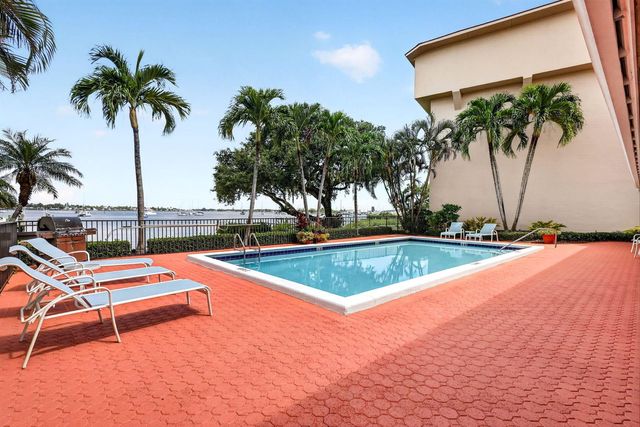 624 SW St Lucie Crescent 208, Stuart, FL 34994